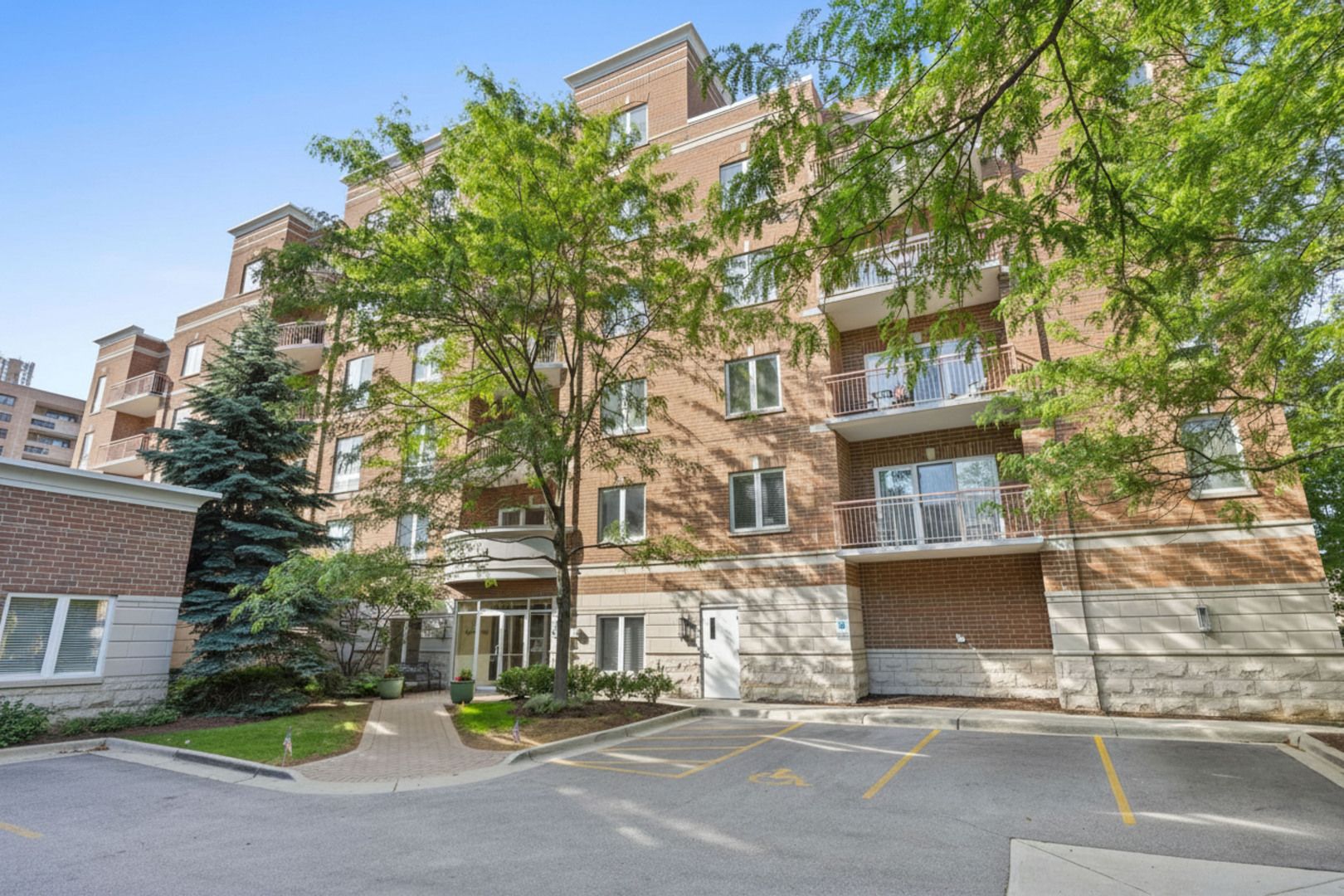 819 Graceland Avenue #204 — Des Plaines, IL 60016