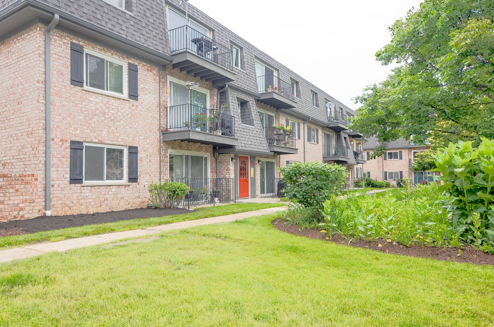 916 S Plum Grove Road #223 — Palatine, IL 60067