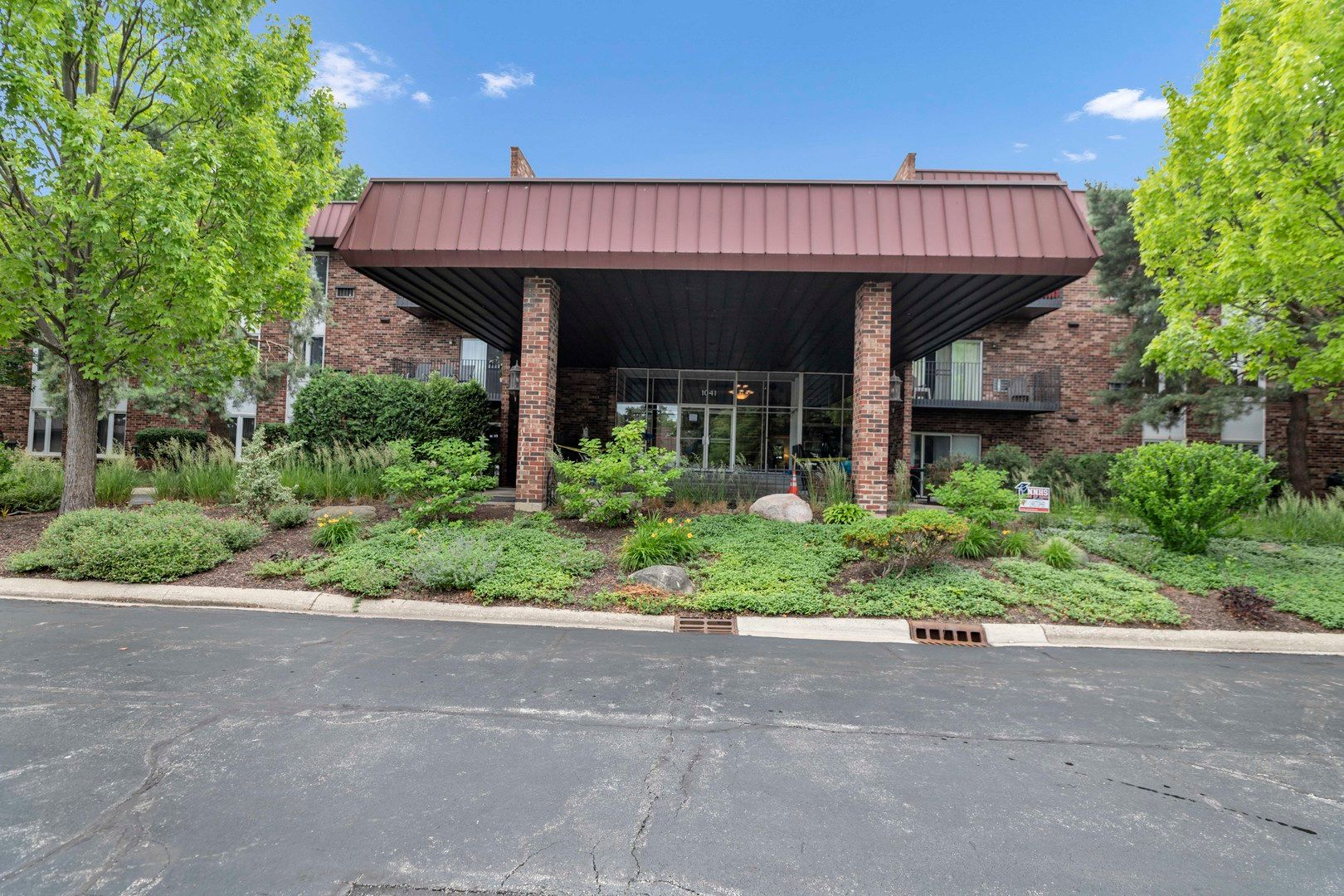 1041 W Ogden Avenue #126 — Naperville, IL 60563