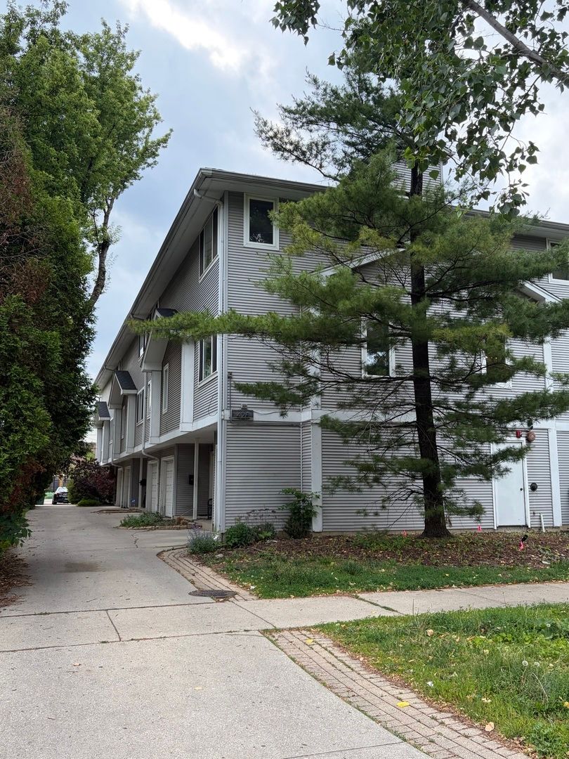 425 S Harvey Avenue #E — Oak Park, IL 60302