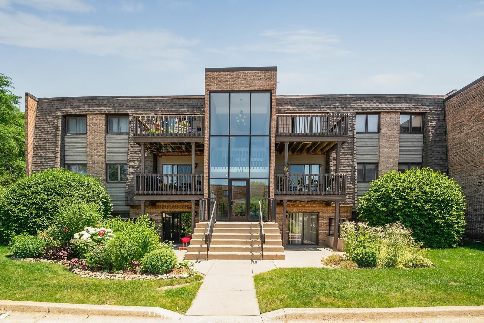 1420 STONEBRIDGE Circle #5N — Wheaton, IL 60189