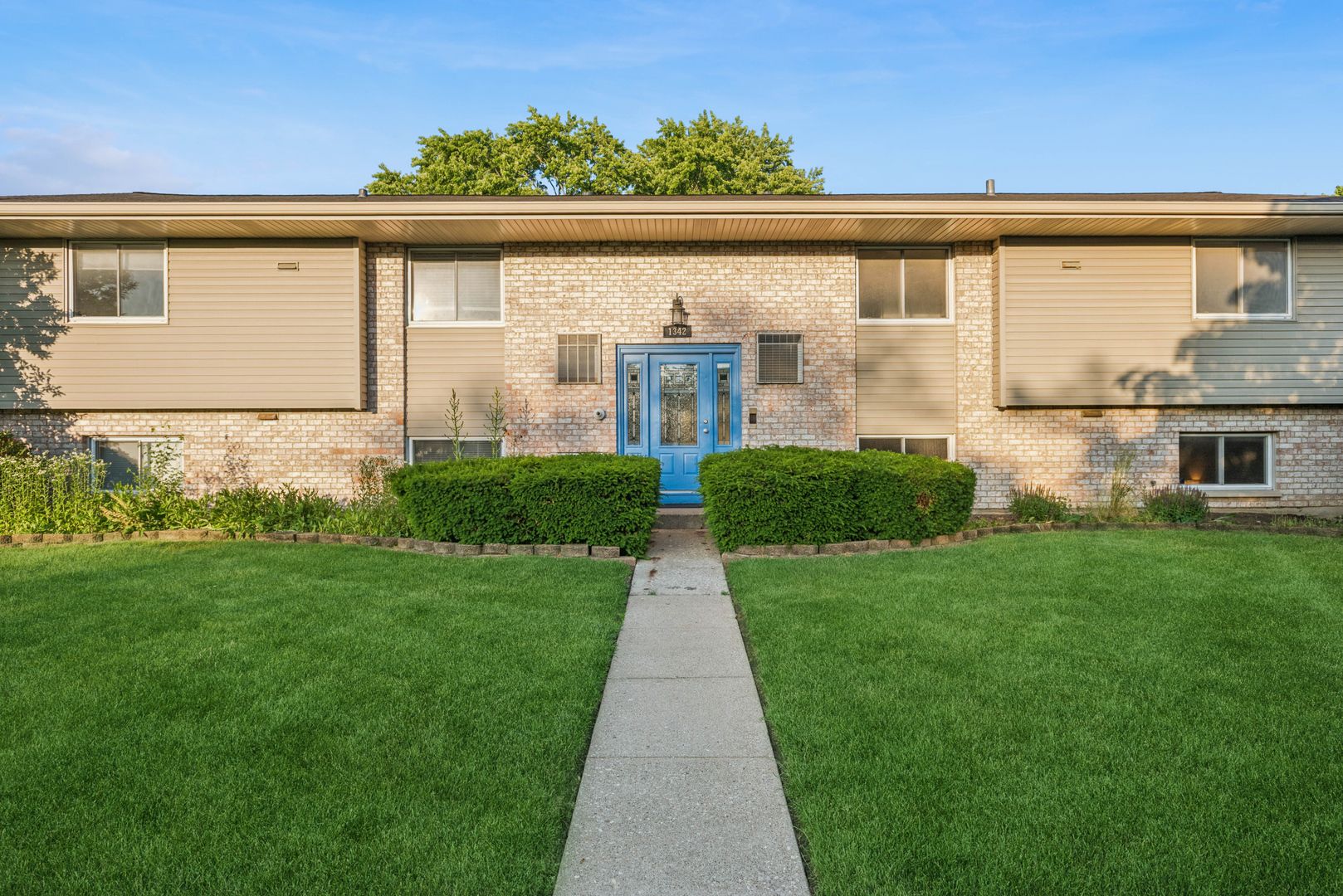 1342 S. 14th Street #B1 — St. Charles, IL 60174