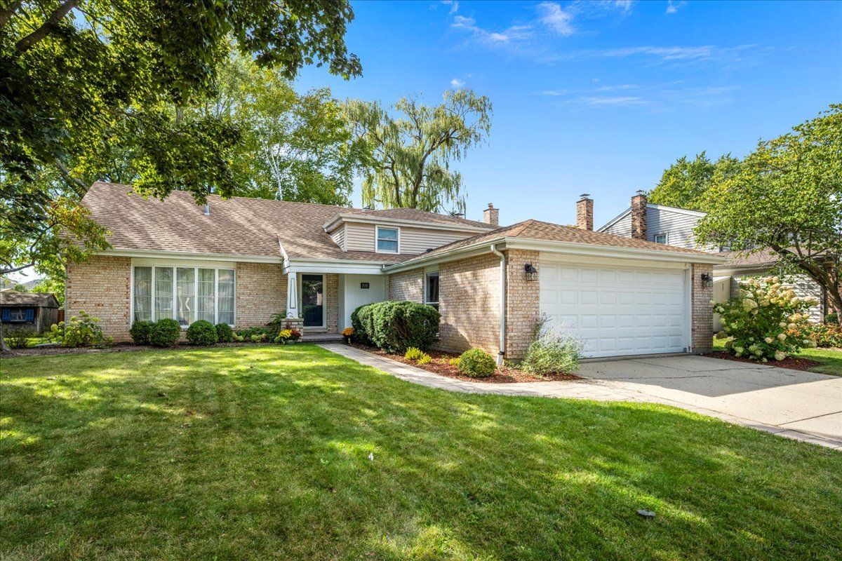 1145 Weeping Willow Lane — Libertyville, IL 60048