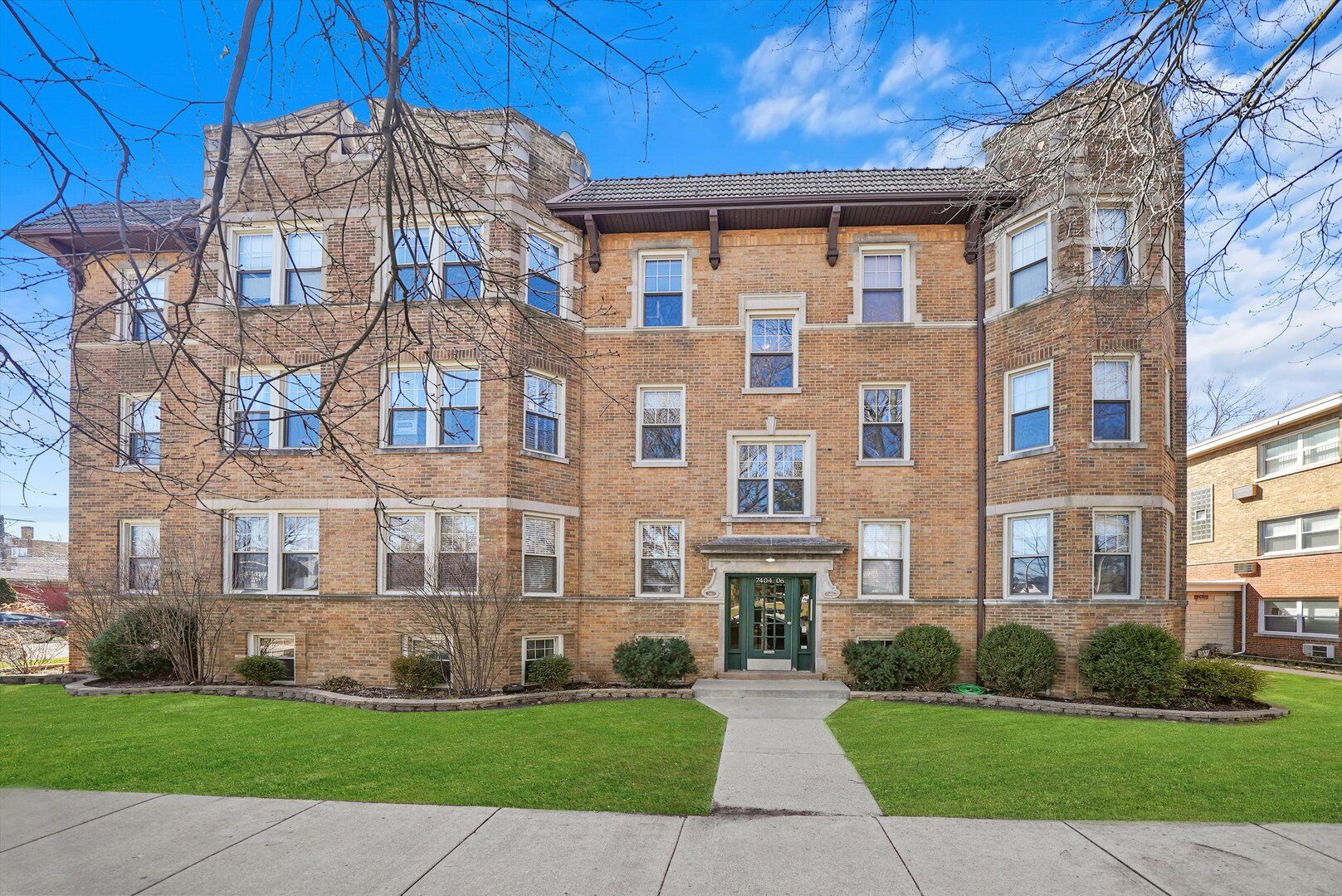 7404 N Oakley Avenue #1 — Chicago, IL 60645