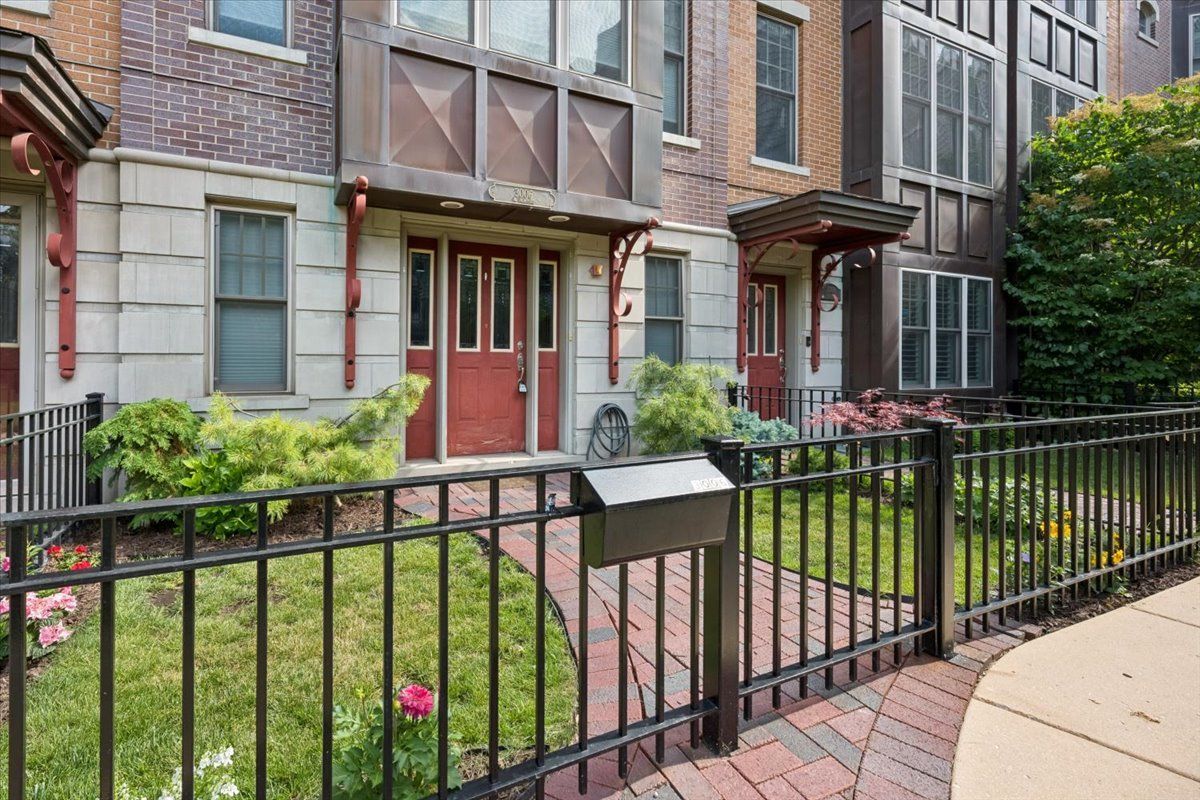 3006 W Newport Avenue — Chicago, IL 60618