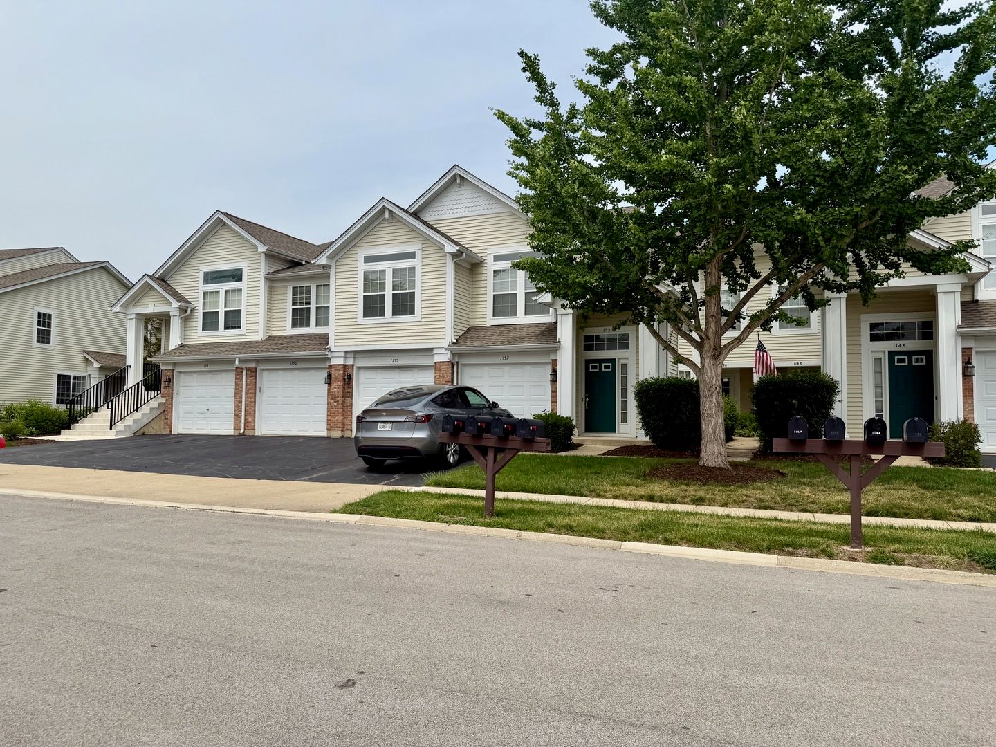 1150 Hawthorne Lane #1150 — Elk Grove Village, IL 60007