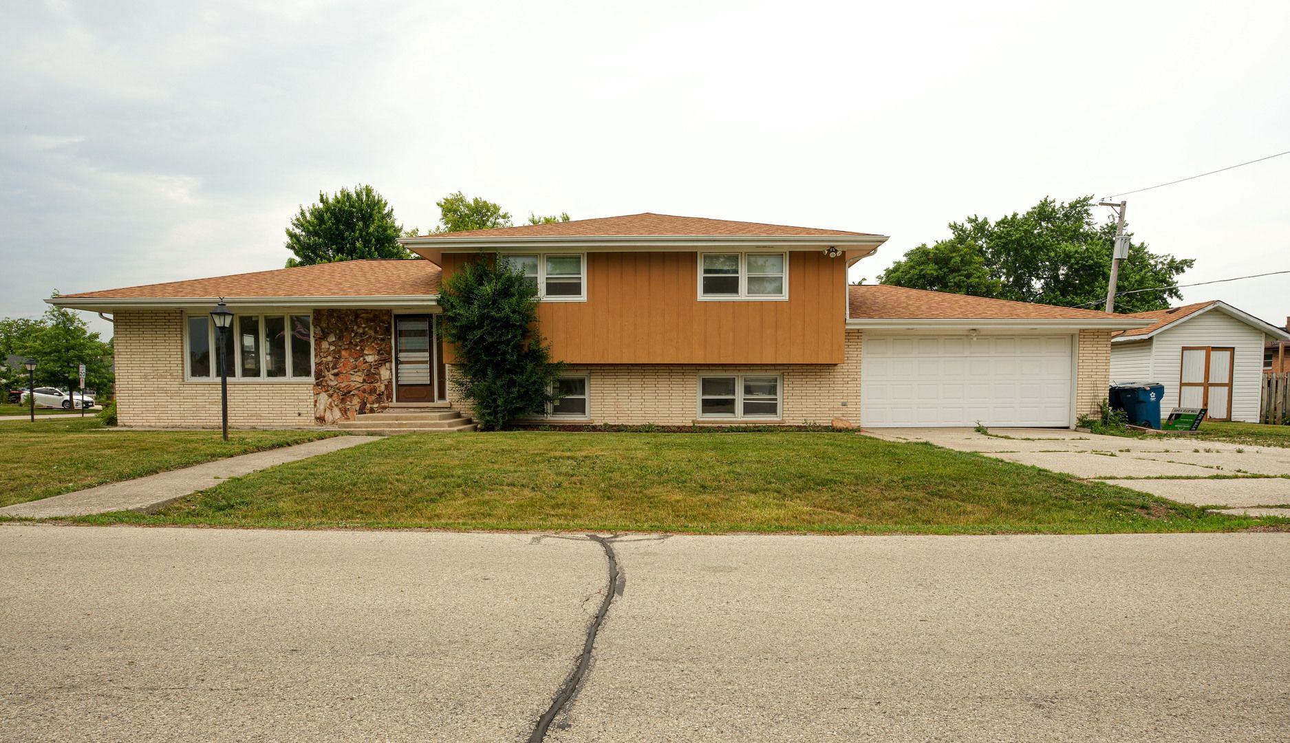 10459 S 81st Avenue — Palos Hills, IL 60465
