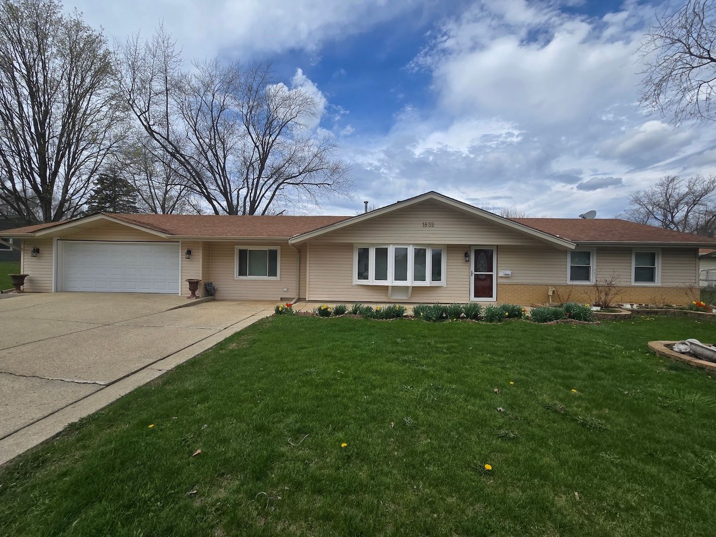 1832 W Weathersfield Way — Schaumburg, IL 60193