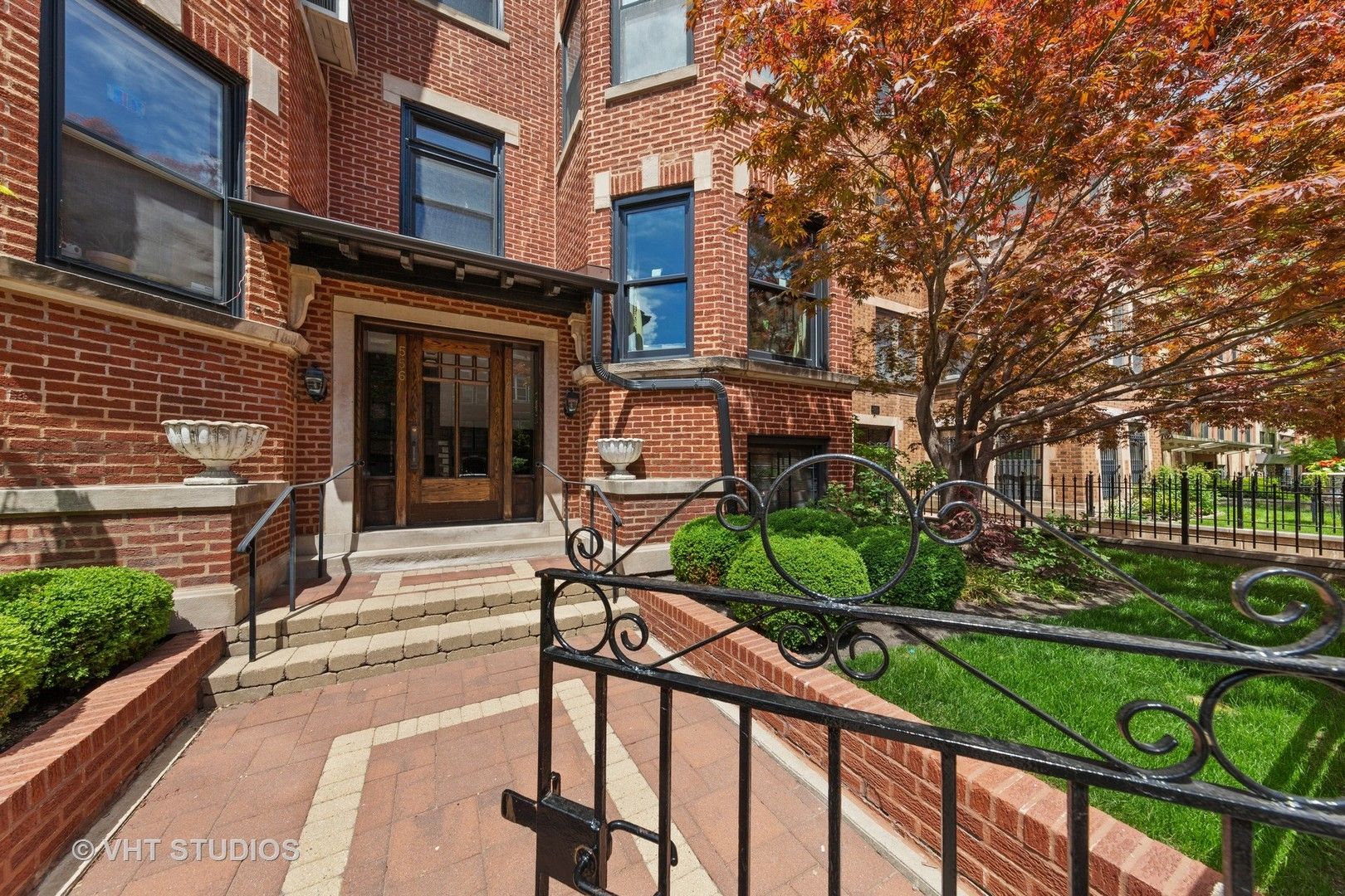 556 W Roscoe Street #3 — Chicago, IL 60657