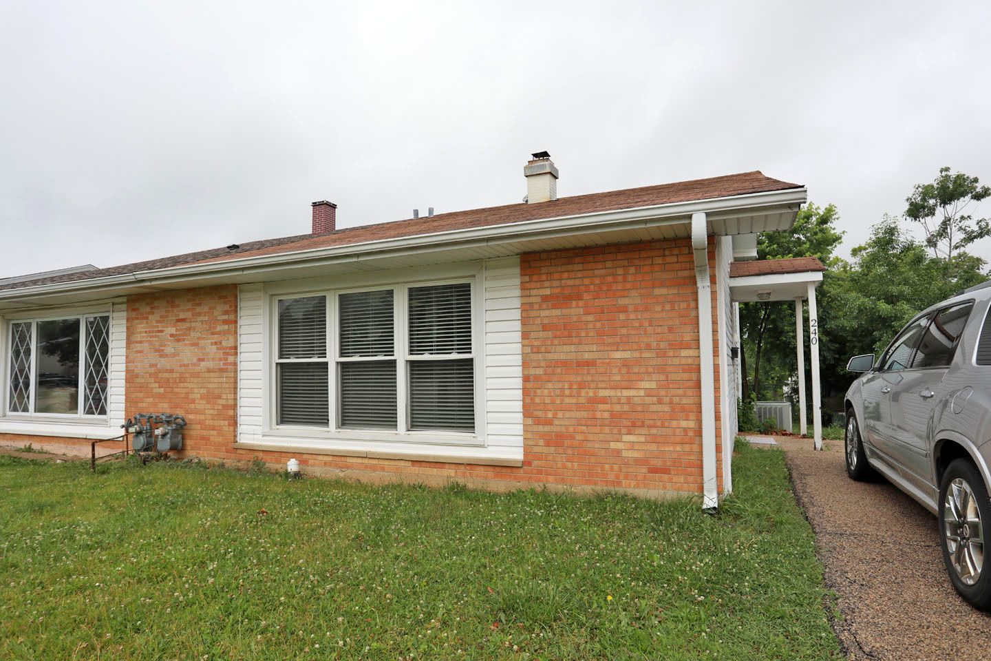 240 Grissom Lane — Hoffman Estates, IL 60169