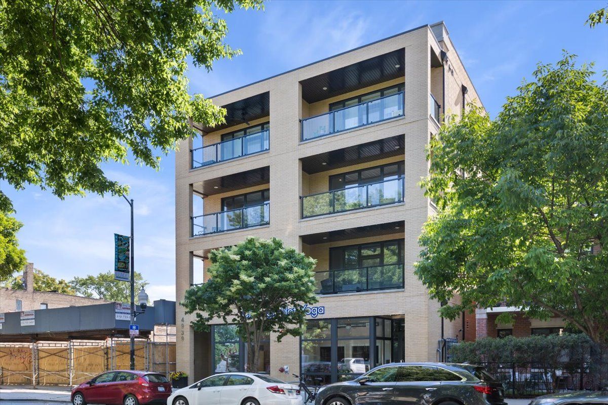 4939 N Damen Avenue #301 — Chicago, IL 60625