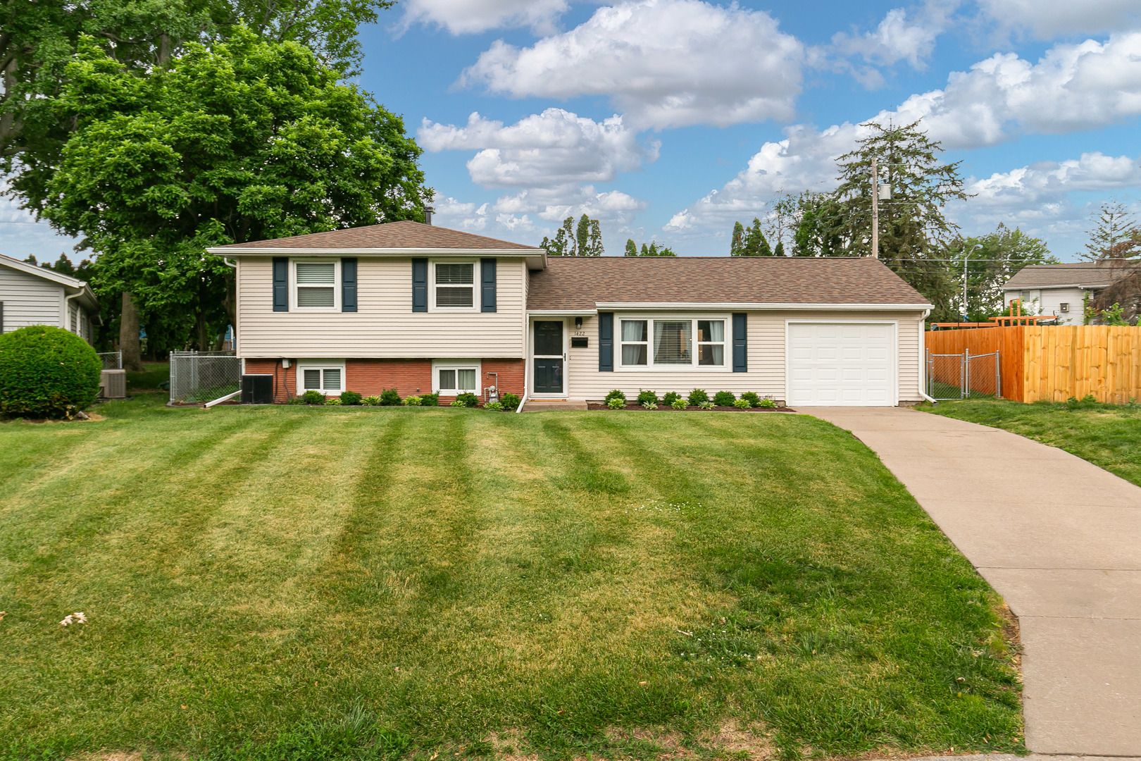 1422 LAKEWOOD Drive — Bettendorf, IA 52722