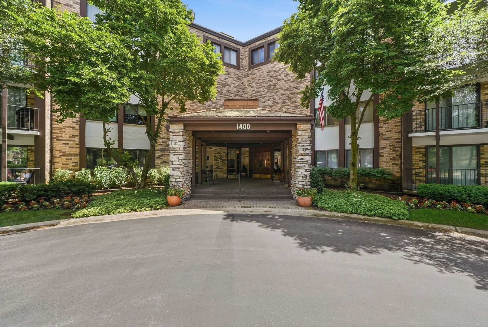 1400 N Yarmouth Place #303 — Mount Prospect, IL 60056