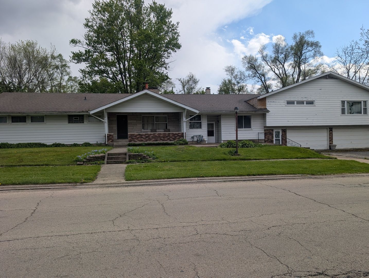 704 W McKinley Street — Harvard, IL 60033