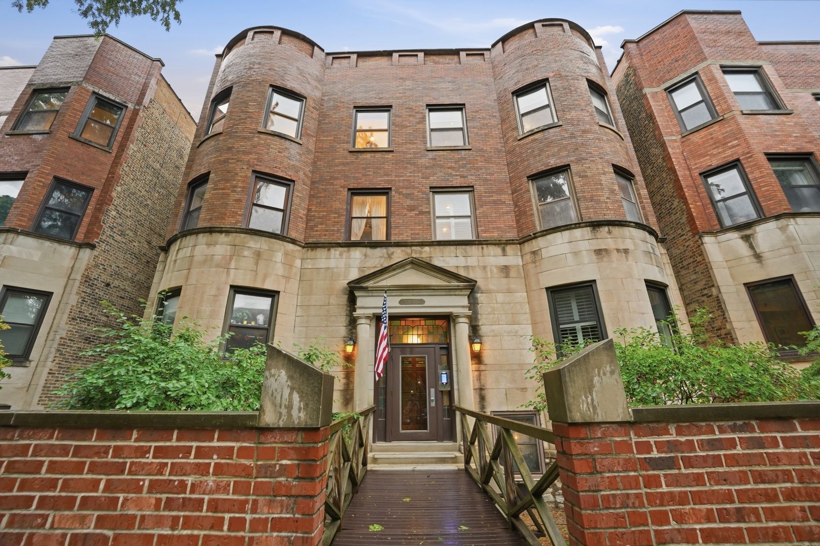 1030 W Byron Street #3W — Chicago, IL 60613
