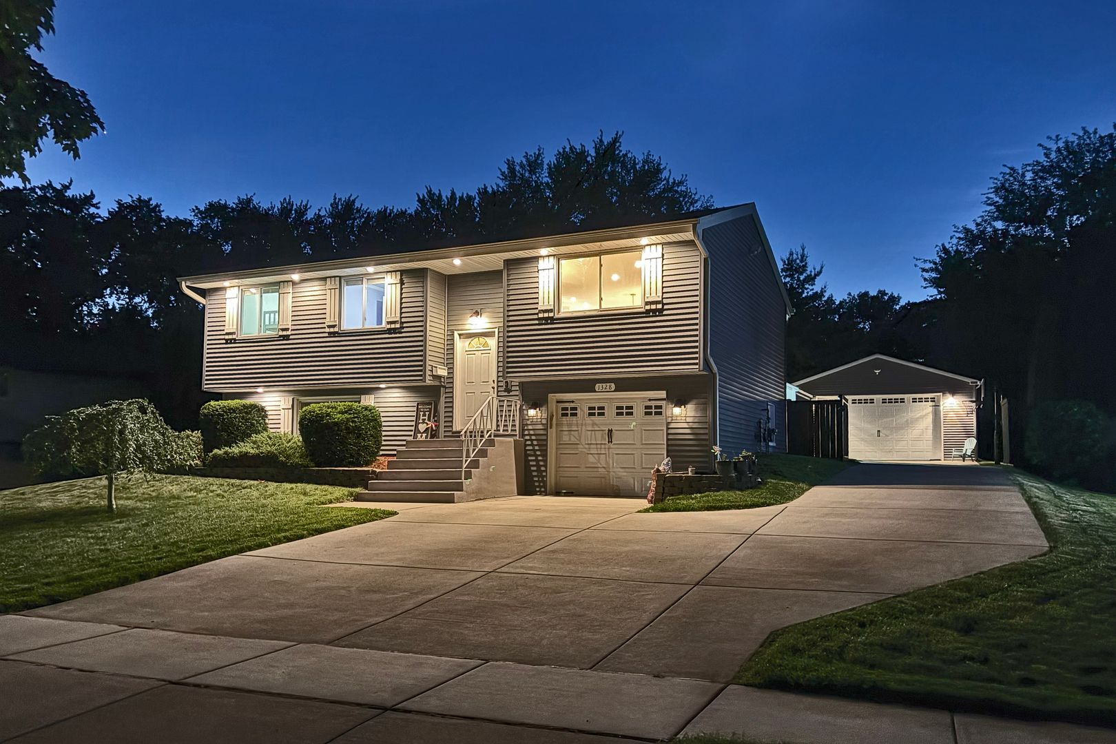 1328 Cabot Lane — Schaumburg, IL 60193