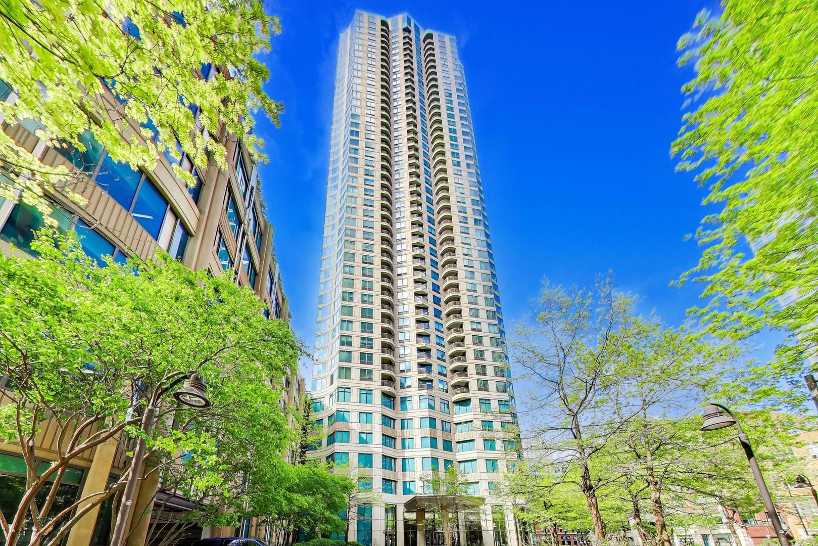400 N La Salle Drive #1002 — Chicago, IL 60654