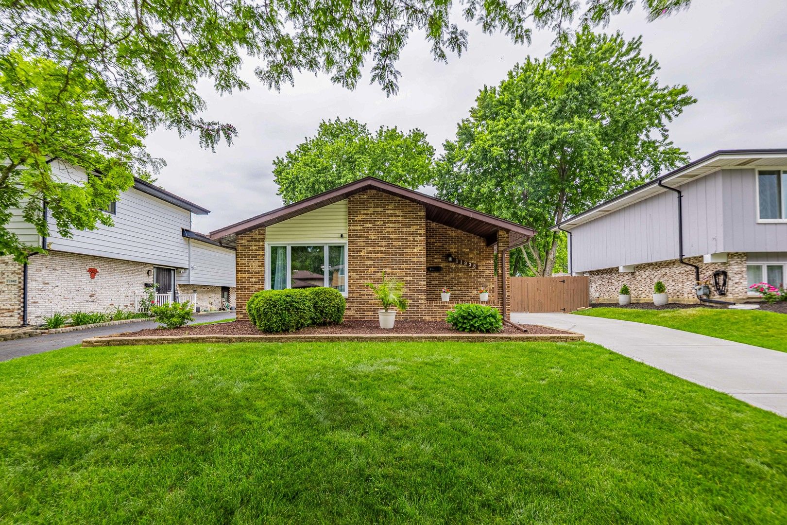 11938 S Tripp Avenue — Alsip, IL 60803