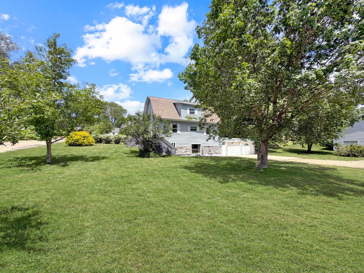 1210 Sun Vu Drive — Freeport, IL 61032