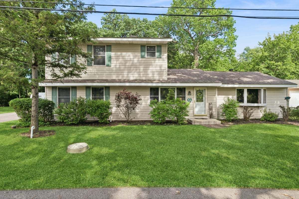 111 Eastwood Avenue — Port Barrington, IL 60010