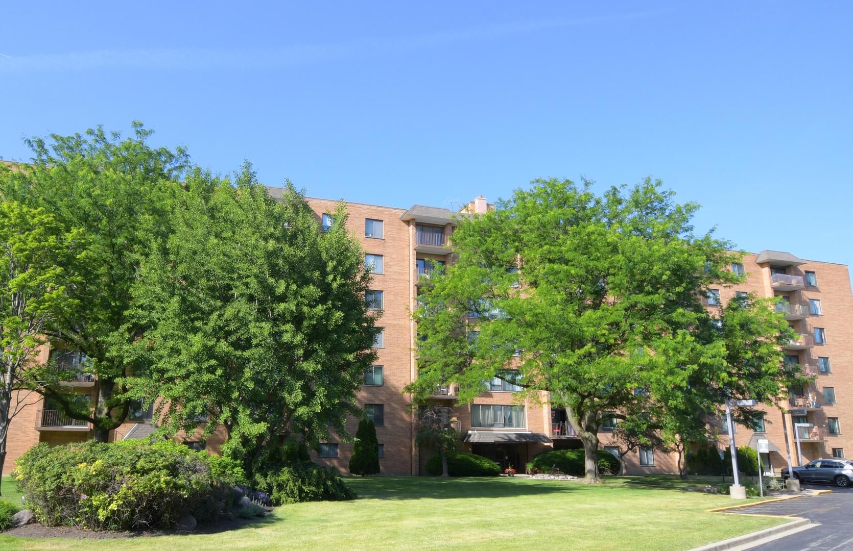1747 W Crystal Lane #207 — Mount Prospect, IL 60056