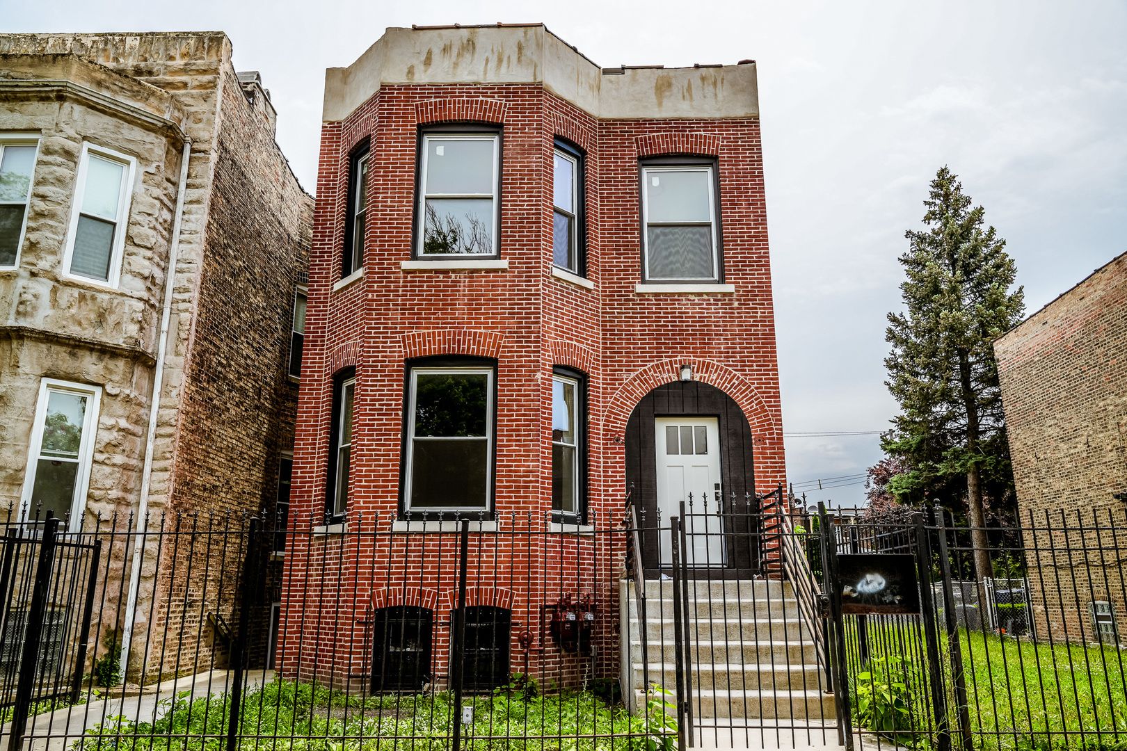 4419 W Gladys Avenue — Chicago, IL 60624
