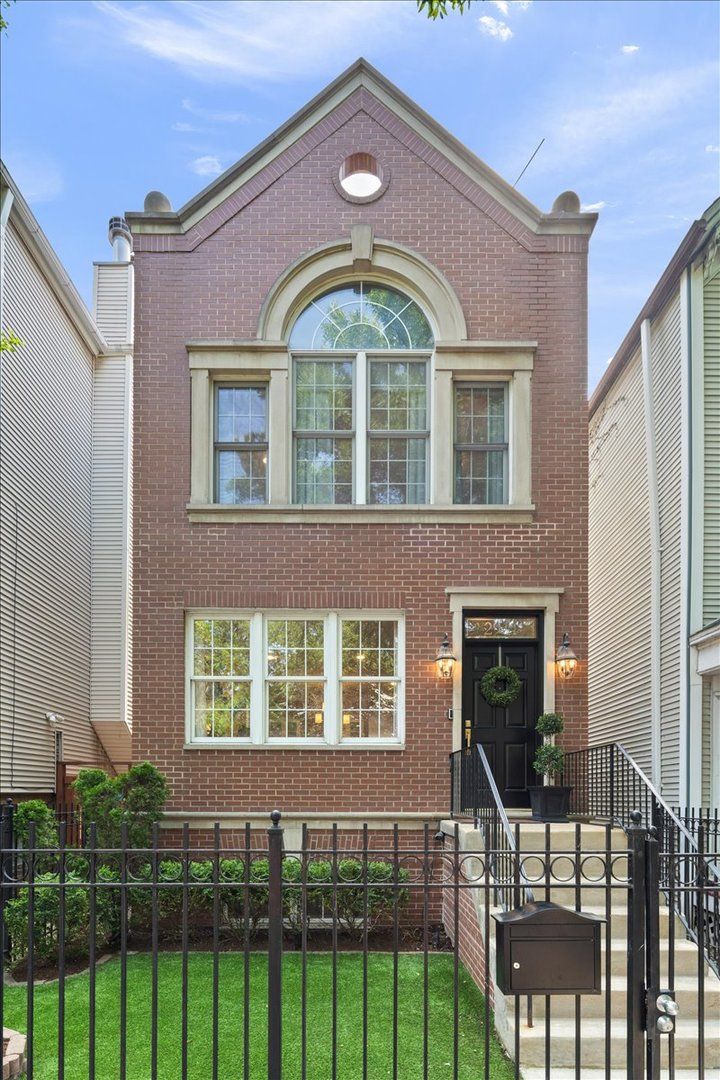 2911 N RACINE Avenue — Chicago, IL 60657