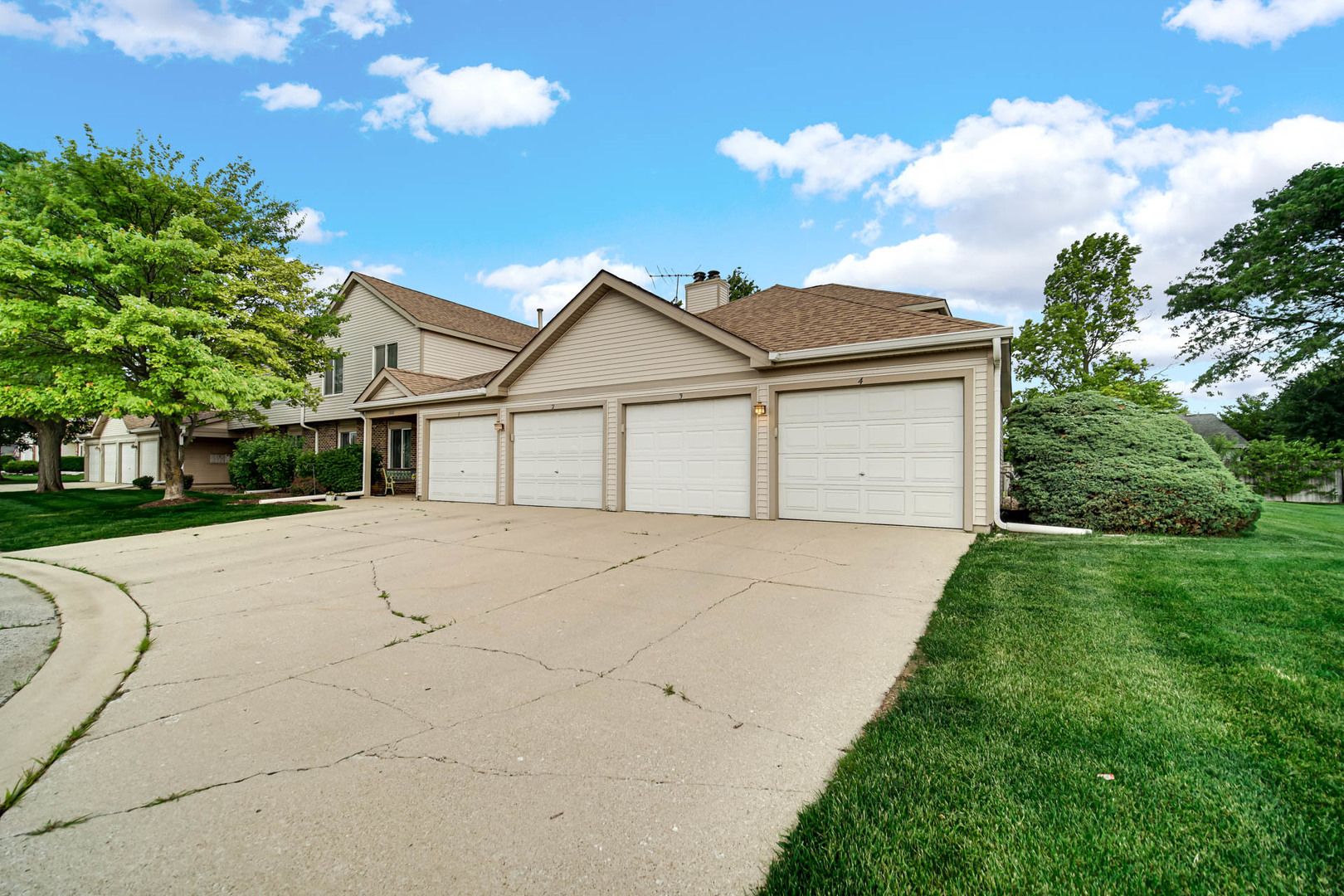 7000 Newport Drive #204 — Woodridge, IL 60517