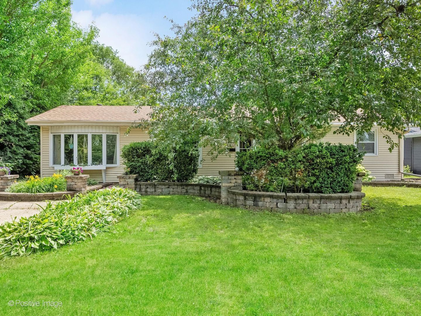 324 Shawnee Drive — Carol Stream, IL 60188
