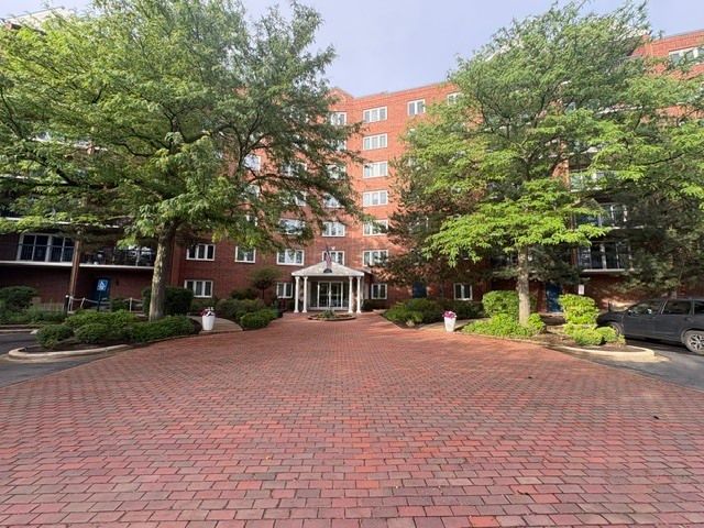 6701 N Milwaukee Avenue #303 — Niles, IL 60714