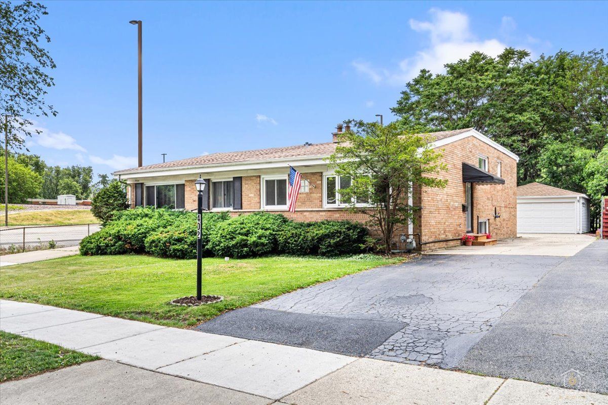 402 N Douglas Avenue #402 — Villa Park, IL 60181