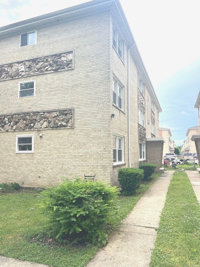 5214 N Potawatomie Avenue #2E — Chicago, IL 60656