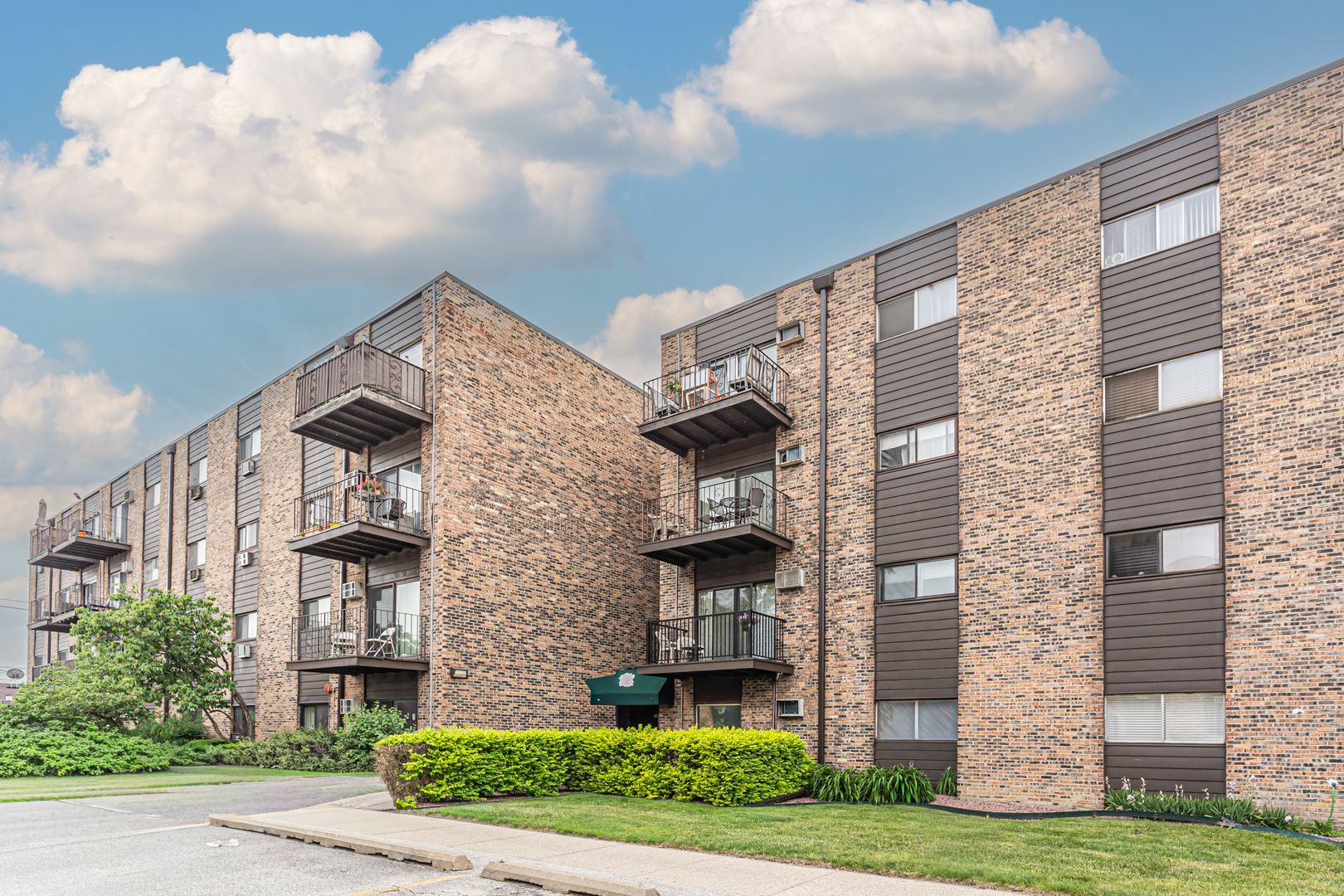 8905 Knight Avenue #208 — Des Plaines, IL 60016