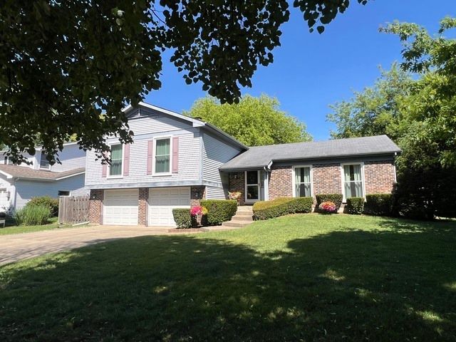 821 Blue Mound Drive — Crystal Lake, IL 60014
