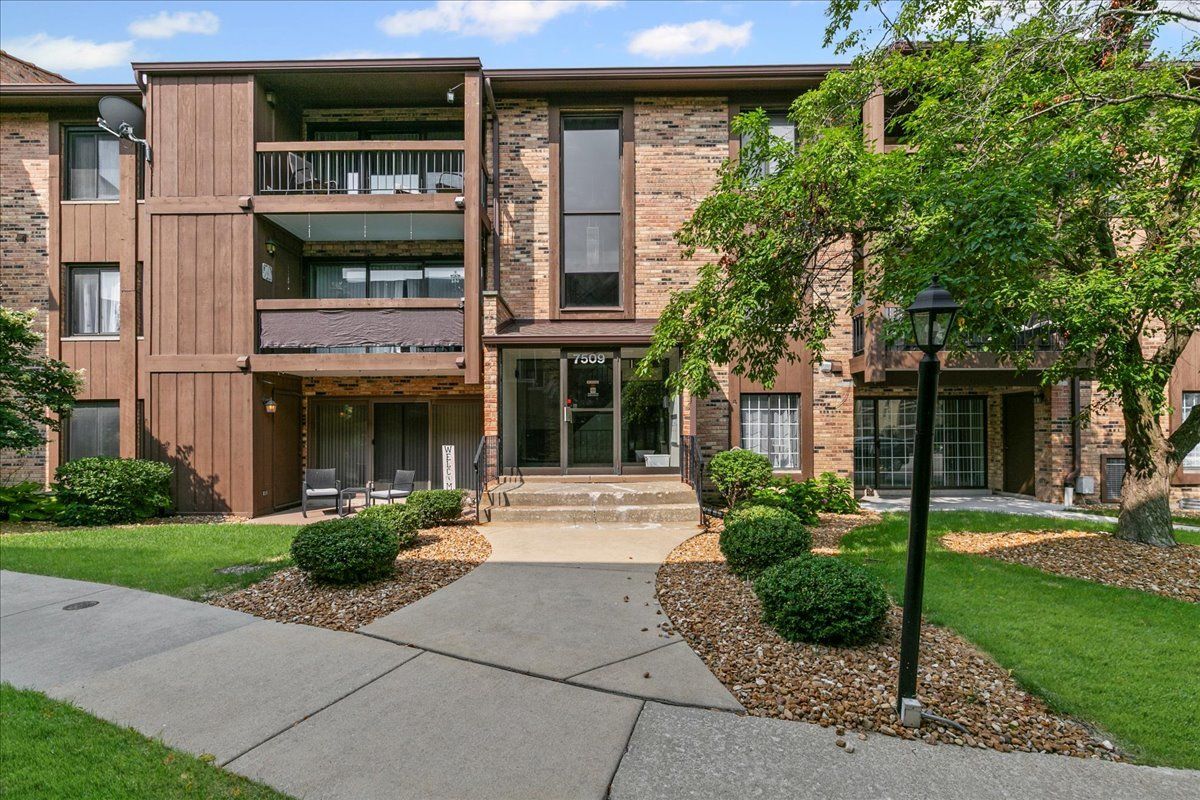 7509 W 175 Street #232 — Tinley Park, IL 60477