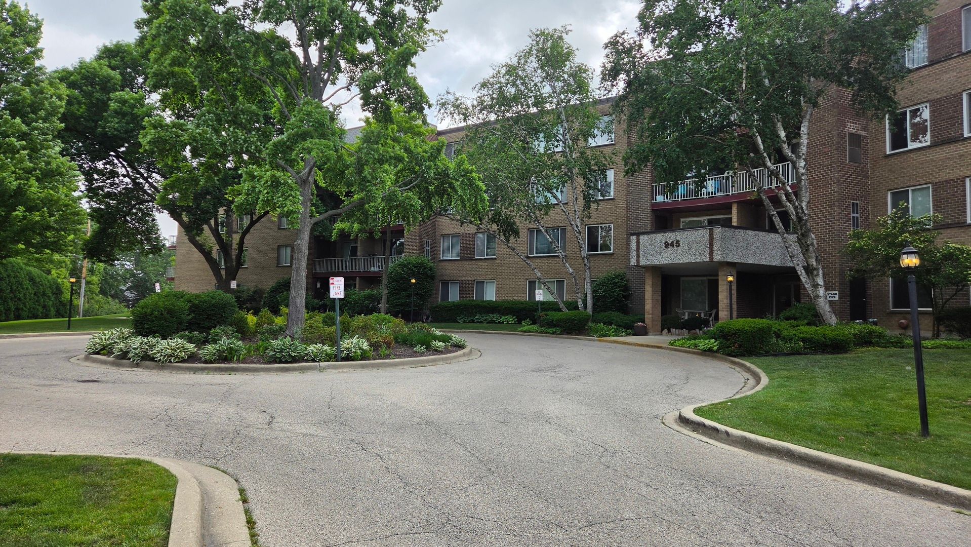 945 E Kenilworth Avenue E #110 — Palatine, IL 60074