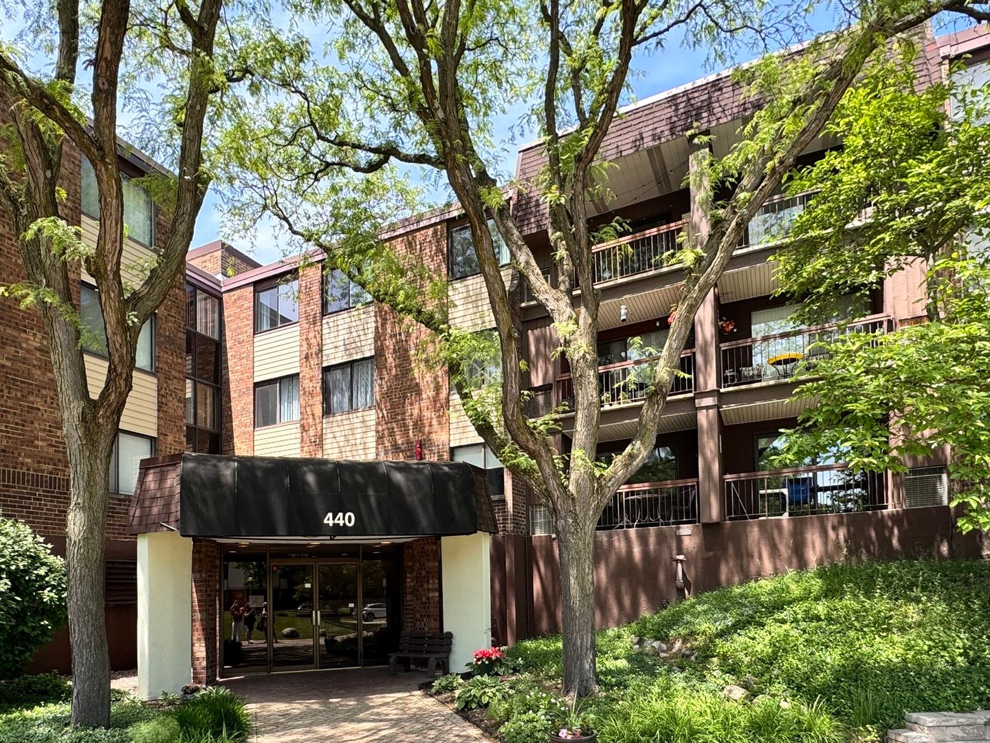 440 Raintree Court #3G — Glen Ellyn, IL 60137