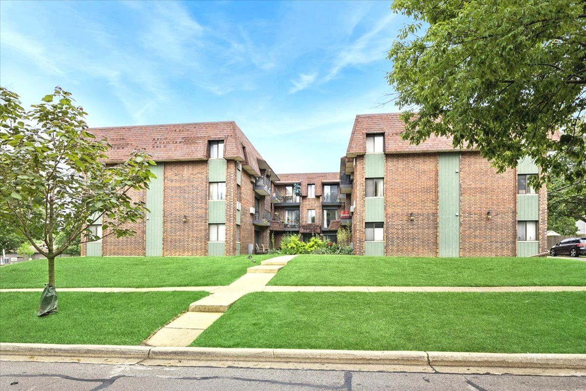 4944 Douglas Road #204 — Downers Grove, IL 60515