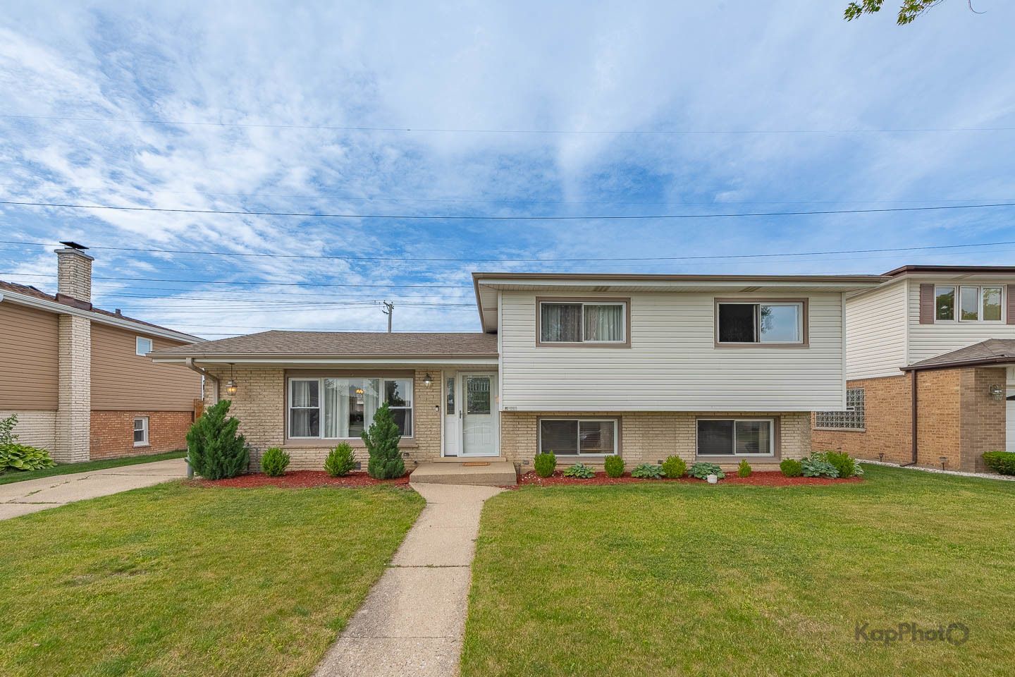 8142 W Lyons Street — Niles, IL 60714