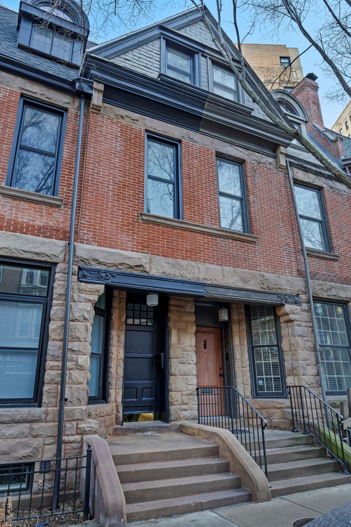 2107 N Clark Street — Chicago, IL 60614