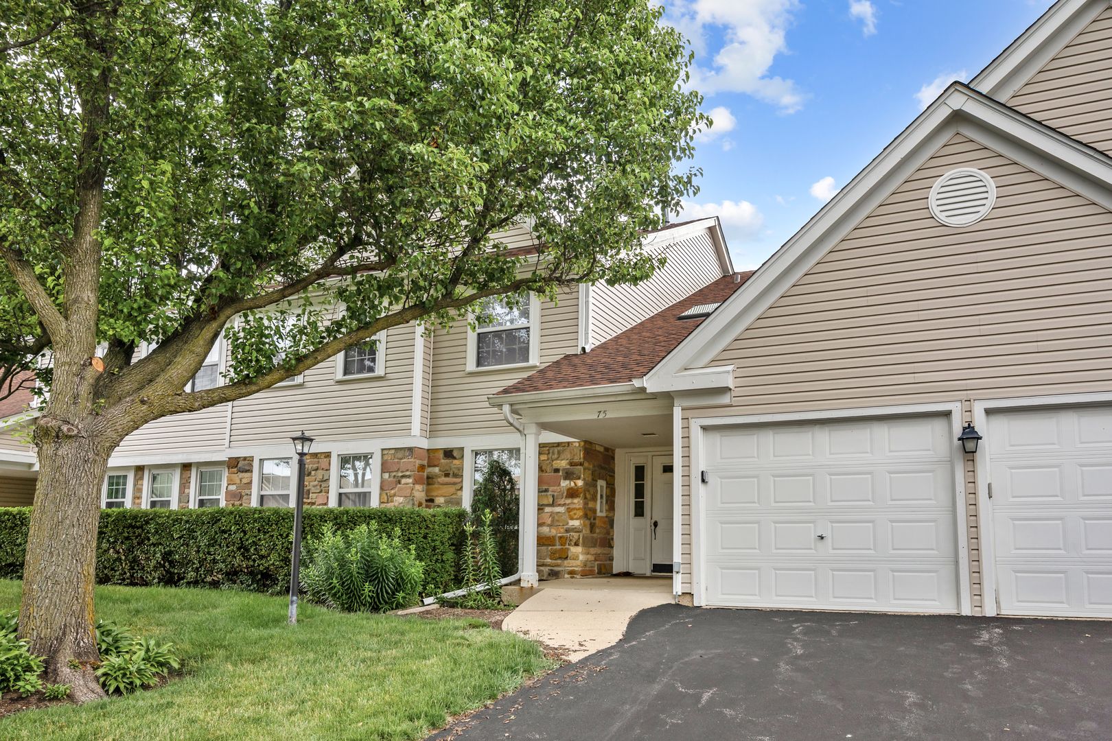 75 Larch Court #D-Z2 — Schaumburg, IL 60193