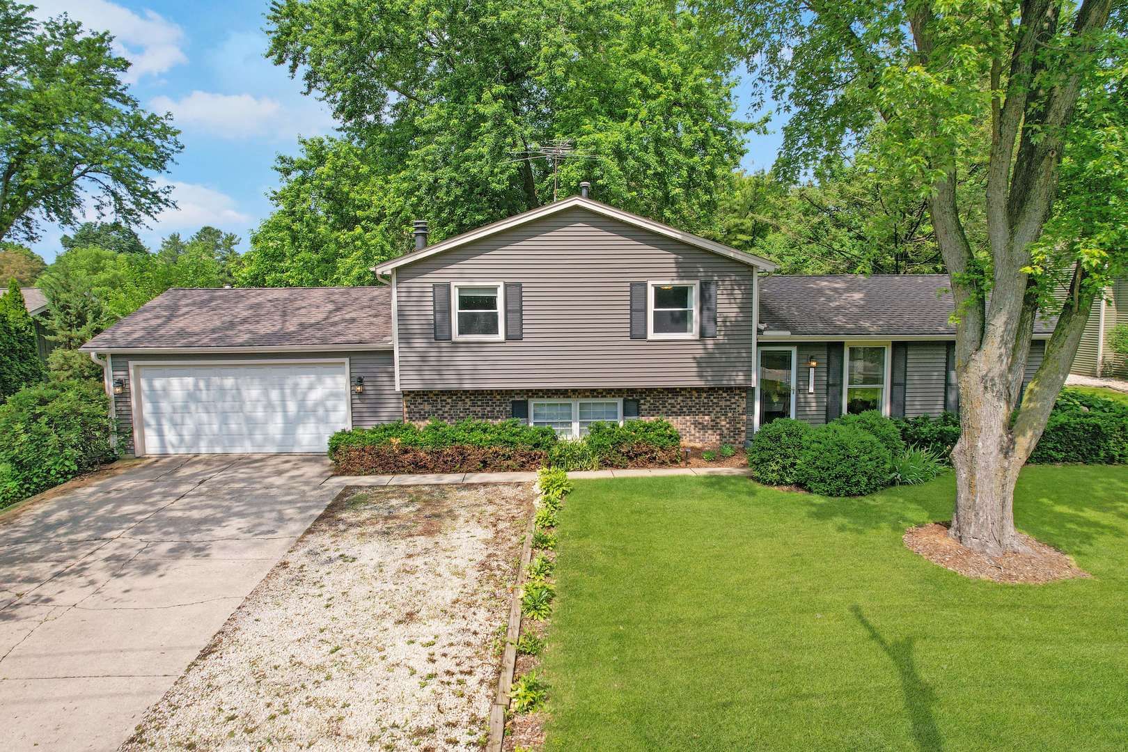 11S556 Book Road — Naperville, IL 60564