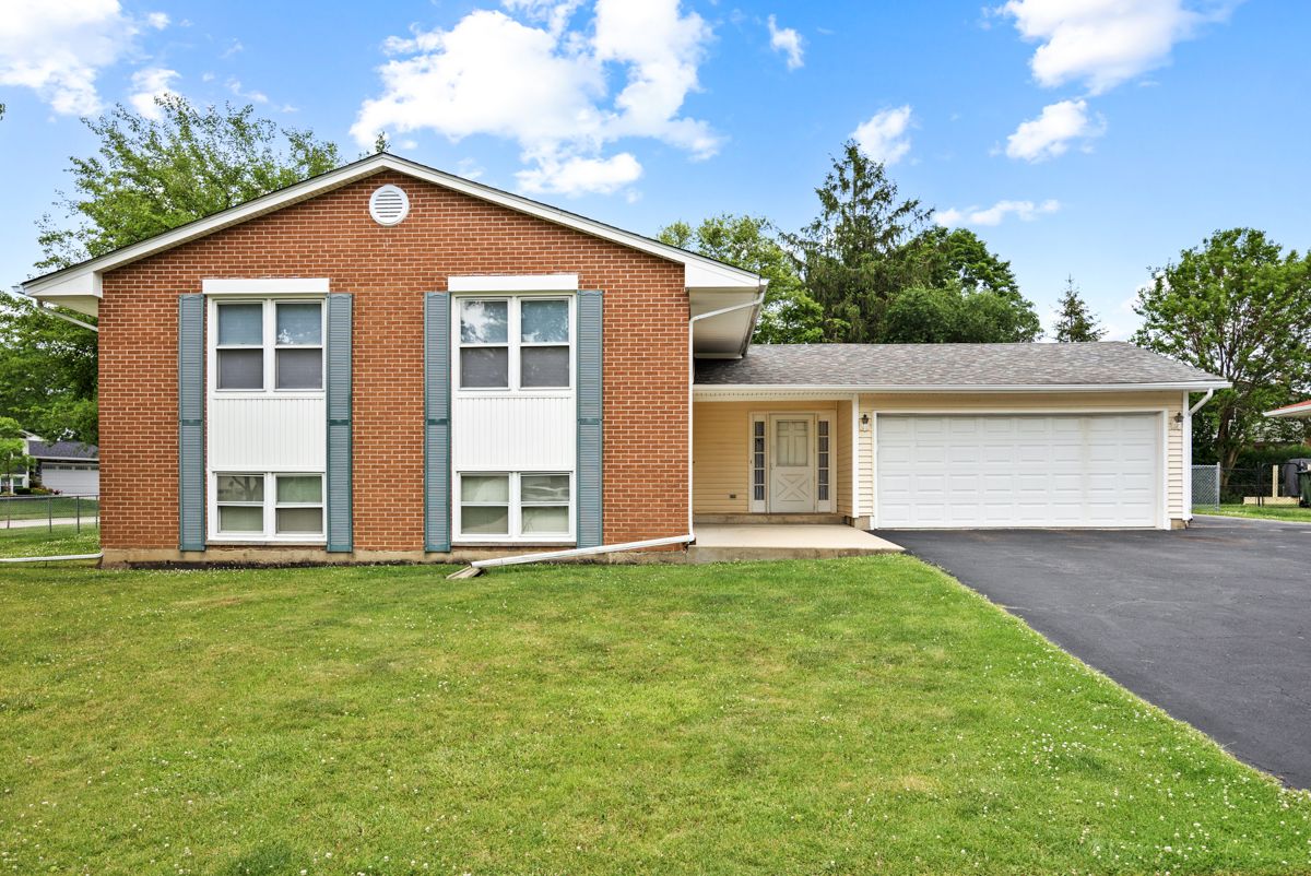 1381 Volkamer Trail — Elk Grove Village, IL 60007