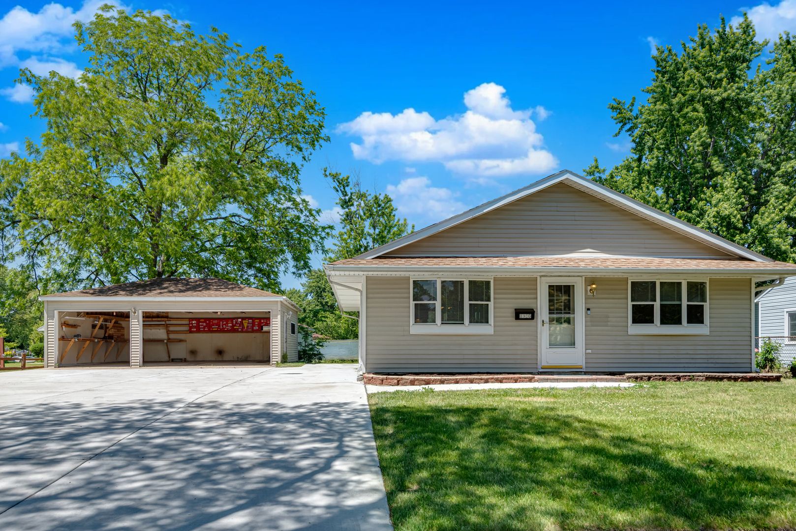 1310 KLEIN Drive — Streamwood, IL 60107