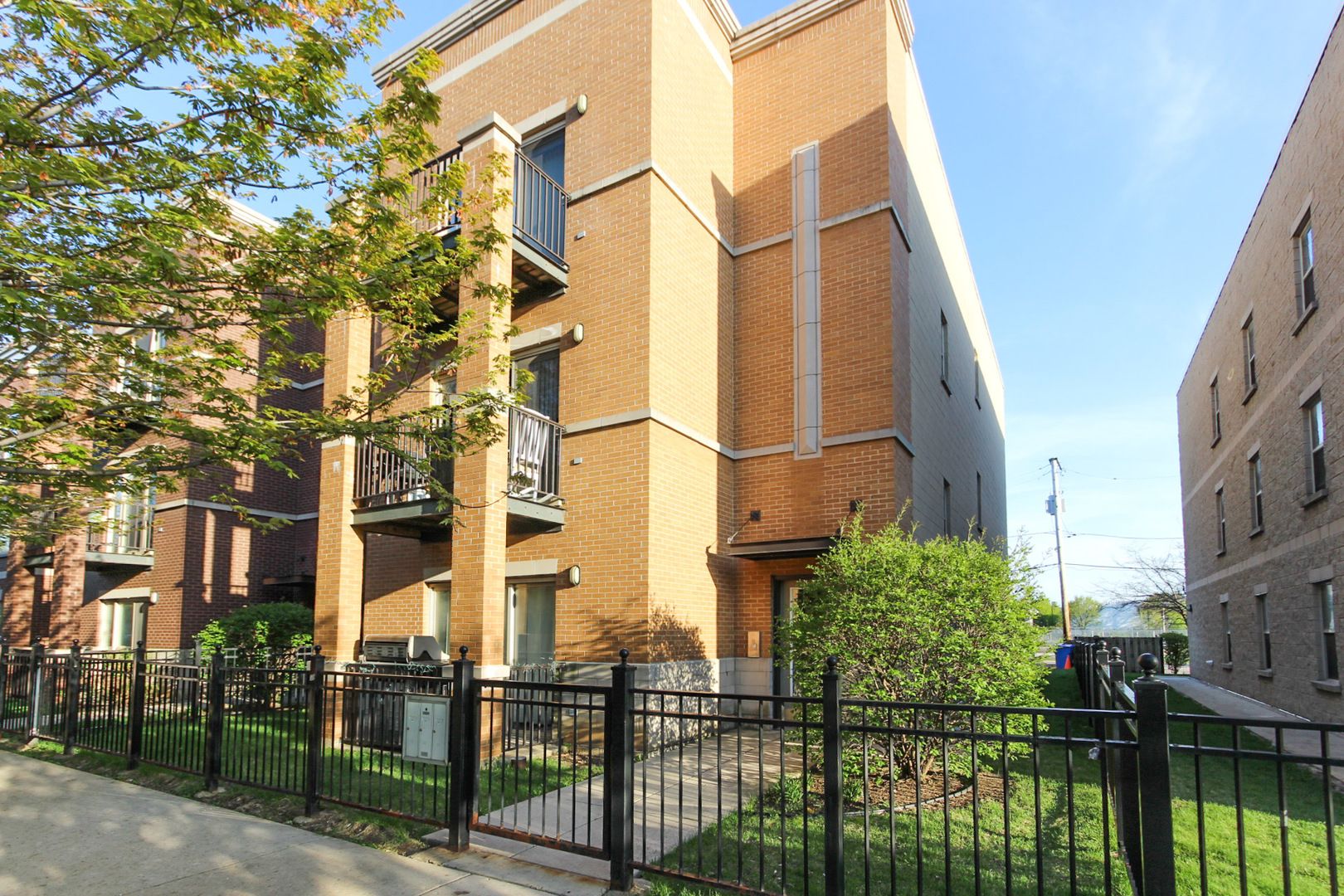 1153 W Washburne Avenue #301 — Chicago, IL 60608
