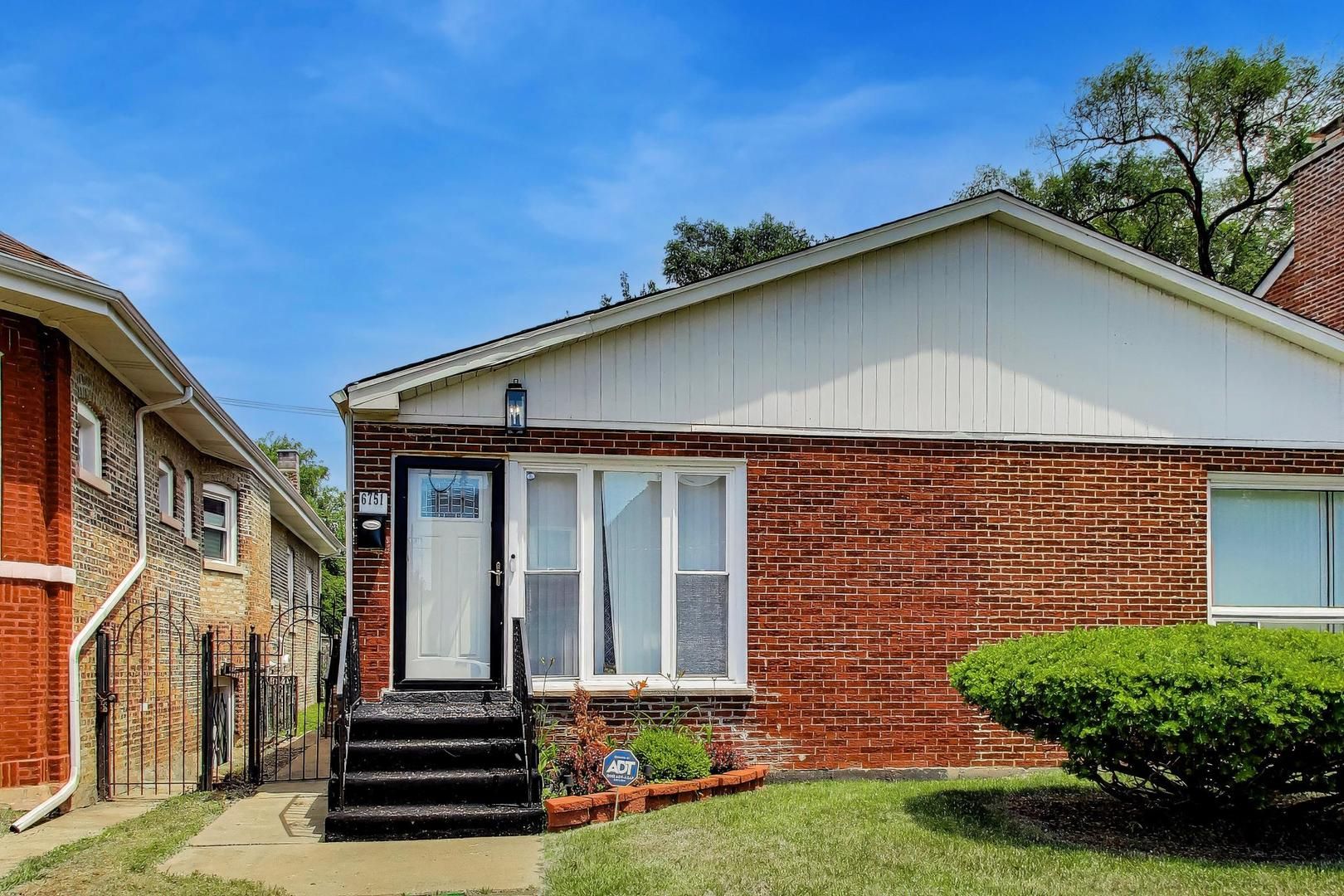 6751 S Saint Lawrence Avenue — Chicago, IL 60637