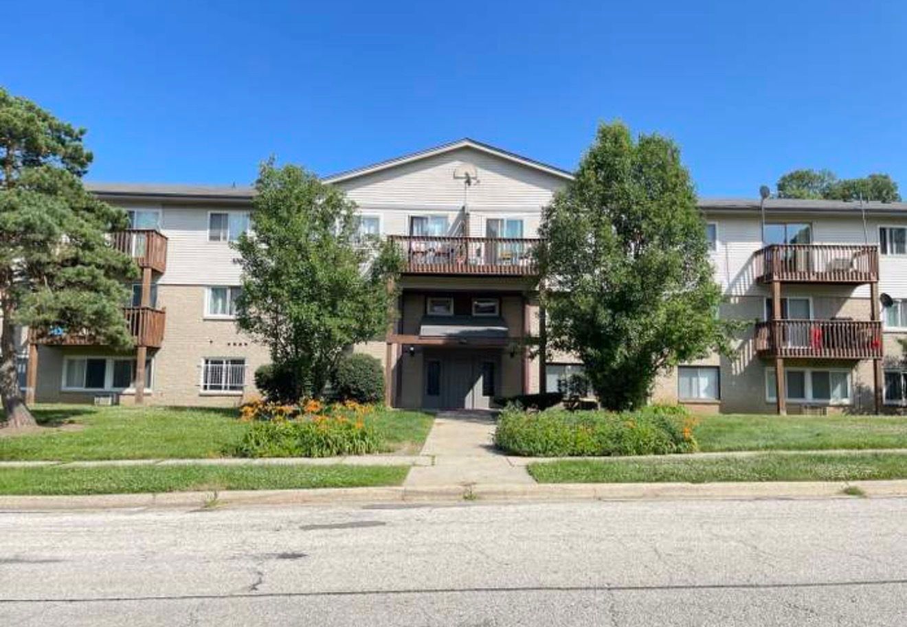 555 Deepwoods Drive #2E — Mundelein, IL 60060