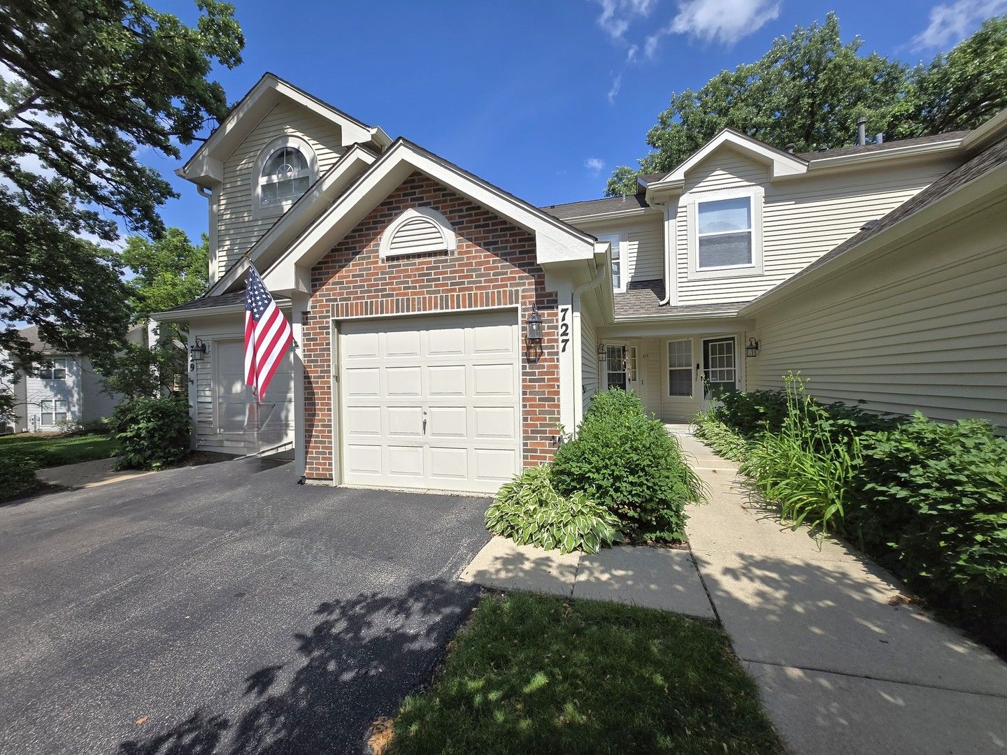 727 Shady Oaks Court #727 — Elgin, IL 60120