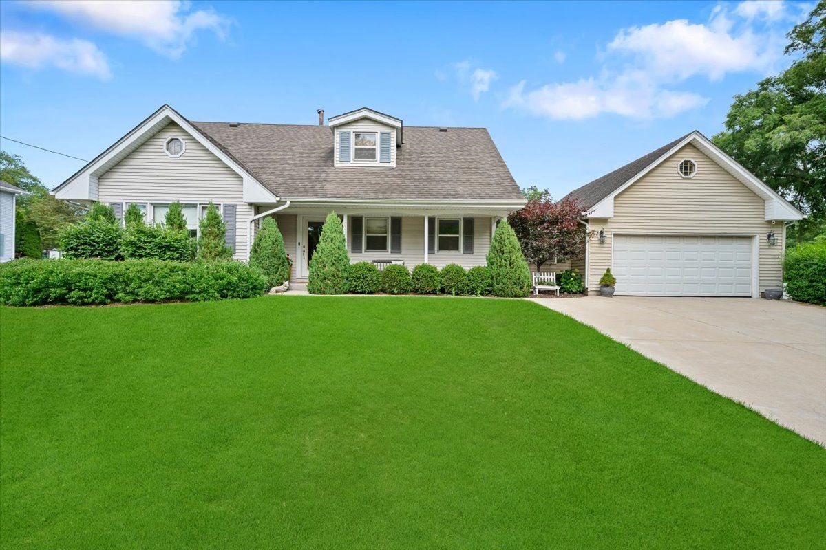 6N477 Salina Avenue — St. Charles, IL 60174