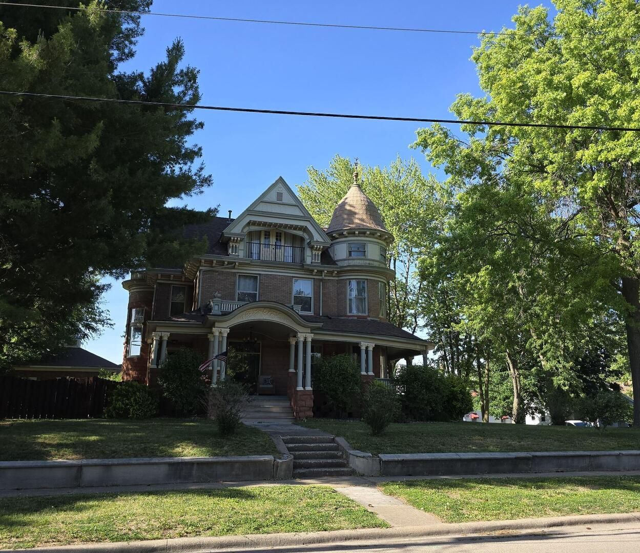 320 E 2nd Avenue — Monmouth, IL 61462